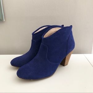 REPORT Blue ankle boots!